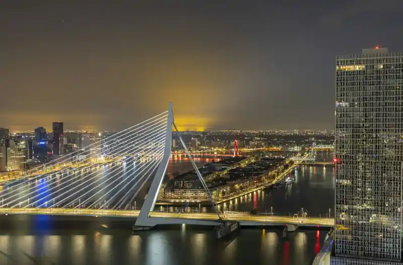 De Erasmusbrug en de skyline van Rotterdam in de avond